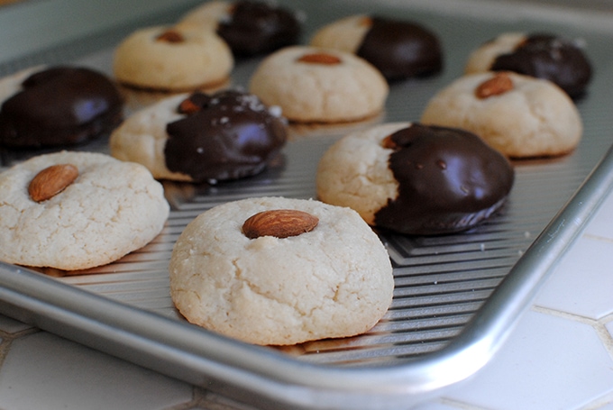 Almond Cookies | LetsEatCake.com