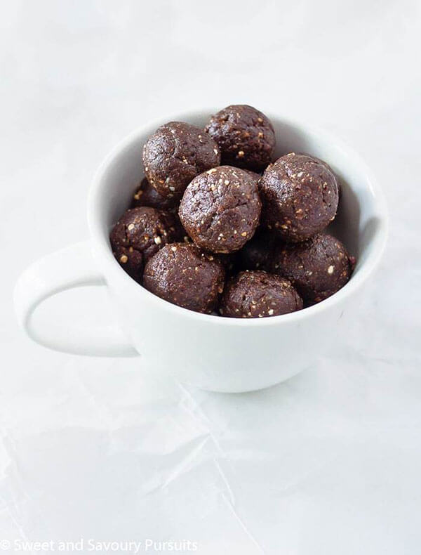 No Bake Chocolate Energy Balls