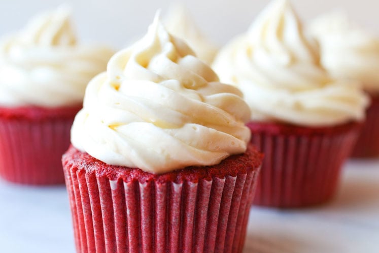 https://www.letseatcake.com/wp-content/uploads/2018/02/Red-Velvet-Cupcakes-17-747x498.jpg