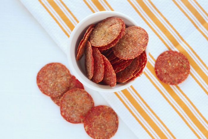 low carb movie snacks - pepperoni chips