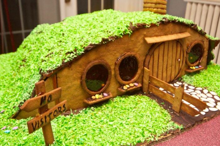 Funny Gingerbread House Ideas - Hobbit-hole