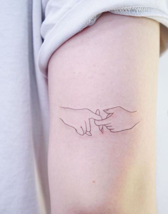 Minimalist Tattoos - Holding hands