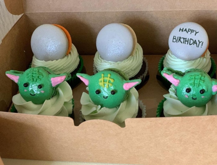 Baby Yoda Cupcakes - macaron Yoda topper cupcakes