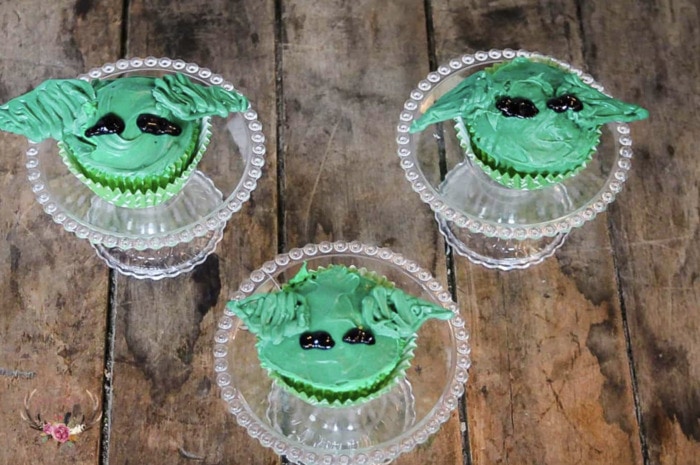 Baby Yoda Cupcakes - Mandalorian melting chocolate