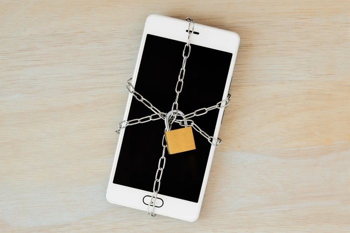 Signs You're Dating a Fuckboy - locked phone