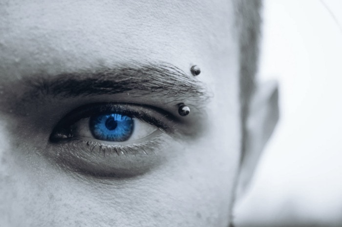 wenkbrauwpiercing-blauw oog van dichtbij