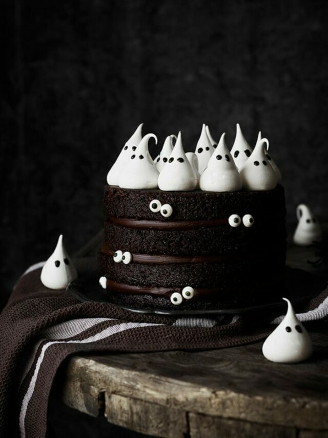 25 Spooky Halloween Cakes to Bake for Your Next Party