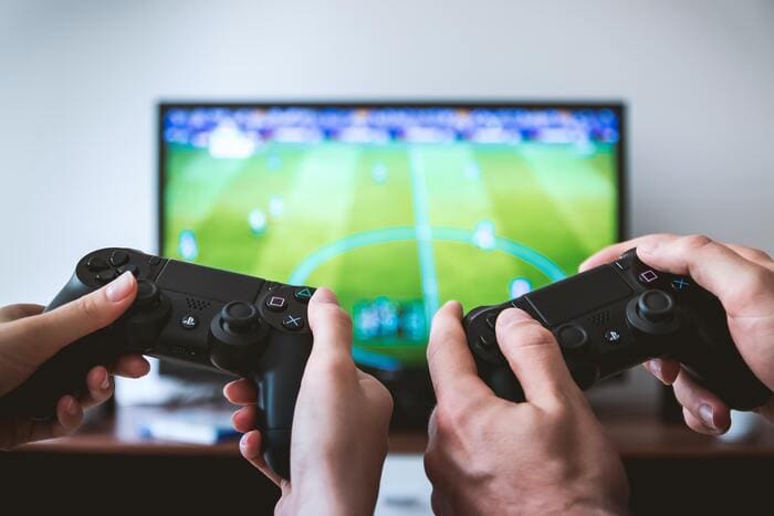 How to make friends as an adult - people playing video game