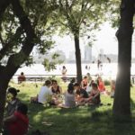 How to make friends as an adult - peHow to make friends as an adult - people in a park enjoying picnicople in a park