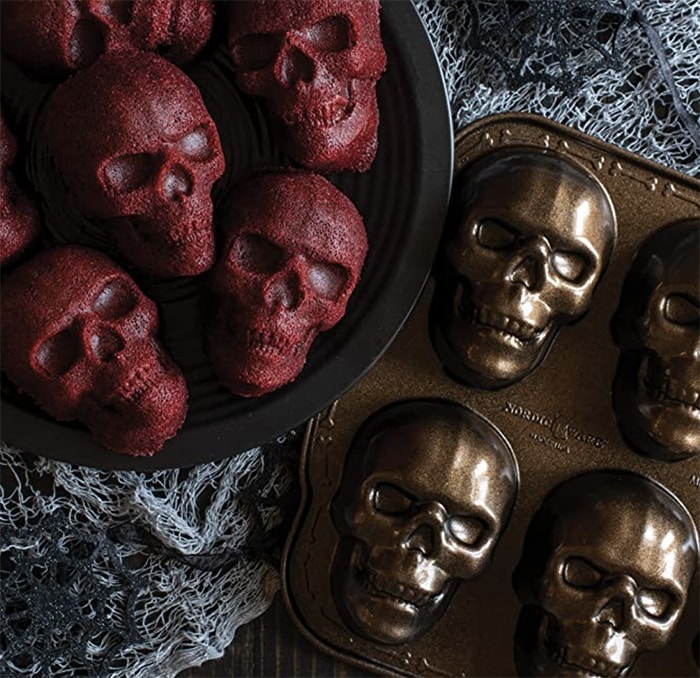 Cake Pan Sizes and Substitutions - Skull Cakelet Pan