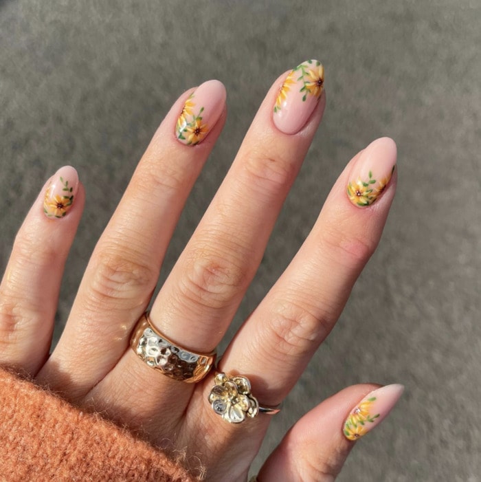 Cute Summer Nails - sunflower negative space