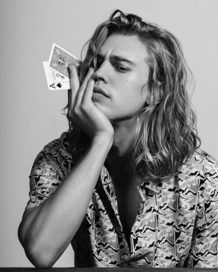 Austin Butler Photos - holding cards