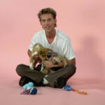 Austin Butler Photos - holding puppy