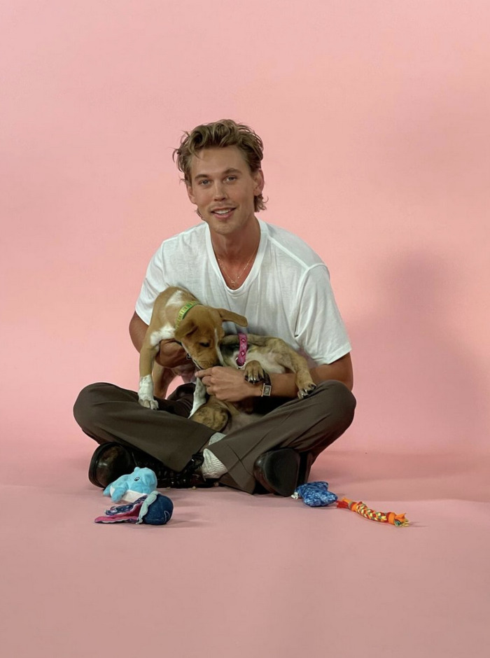 Austin Butler Photos - holding puppy
