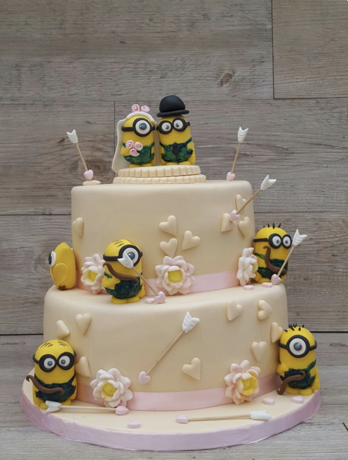 Craziest Wedding Cakes - minion cake