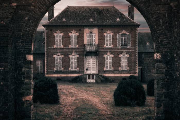 scary stories - creepy house