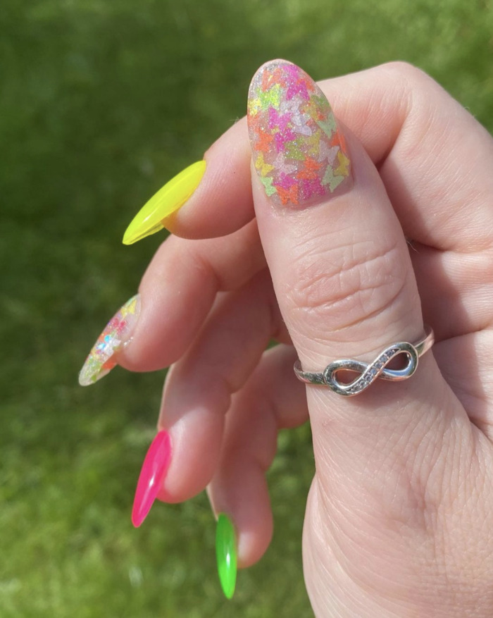 Butterfly nails - sparkle accent nail