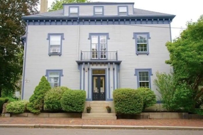 Salem Airbnb - Grey Gardens