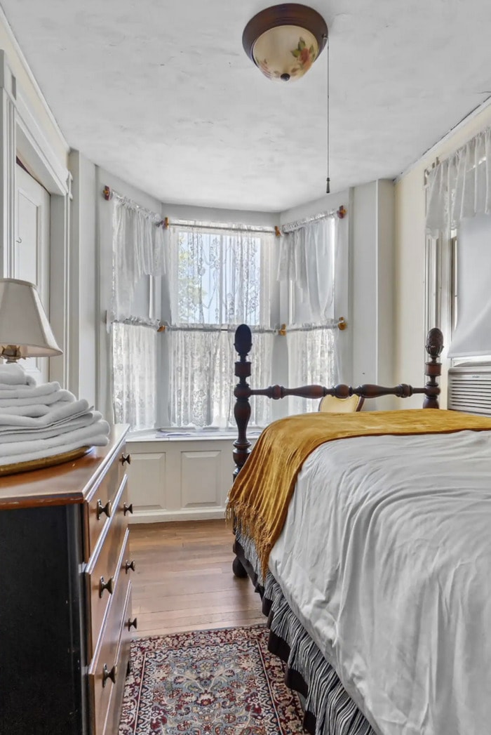 Salem Airbnbs - Henry Derby House living room bedroom