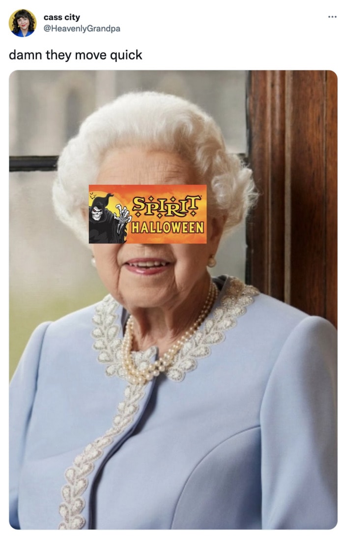Queen Elizabeth II Death Memes Tweets - Spirit Halloween