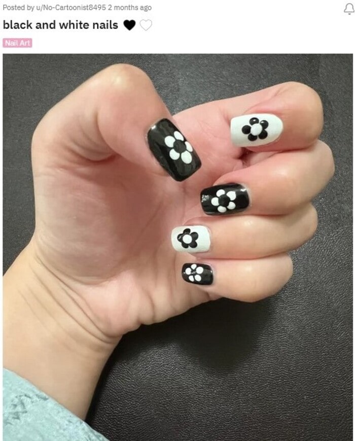 Black Nails - Black and White Flower Nails