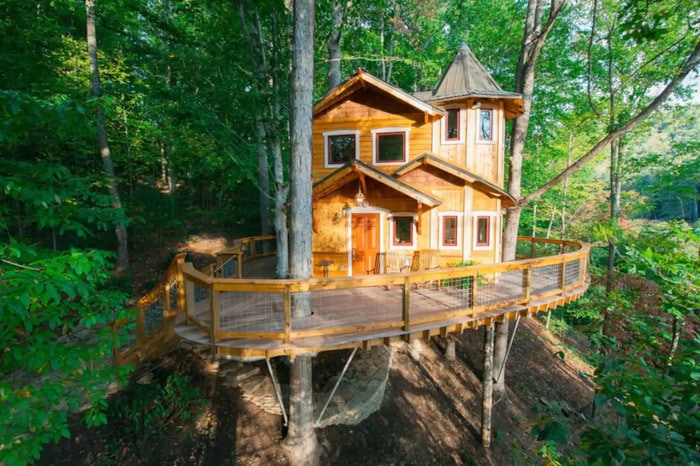 Fall Foliage Airbnb - Asheville's Luxury Treehouse