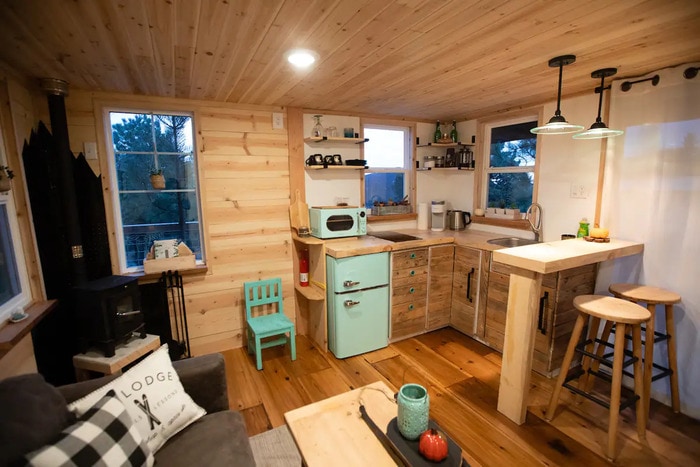 Fall Foliage Airbnb - Cozy Tiny Mountain Log Cabin
