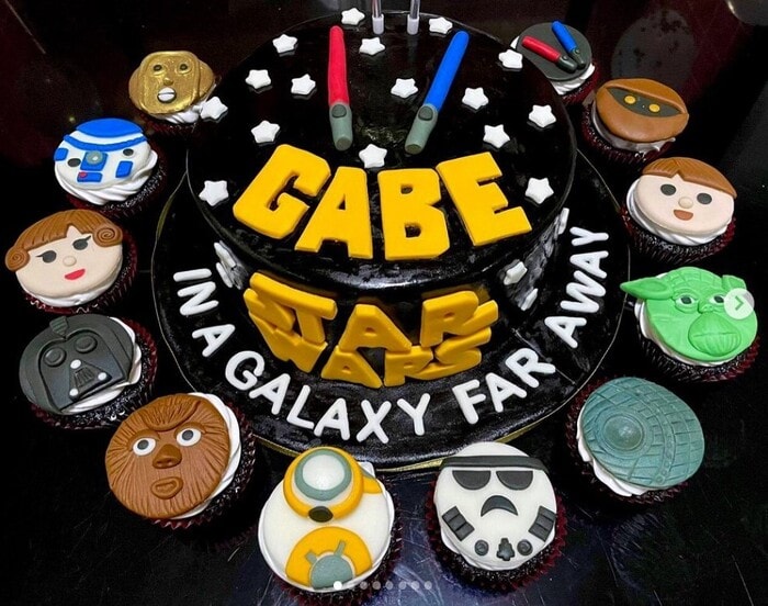 Star Wars Cakes - In a Galaxy Far Away Cake and Cupcakes