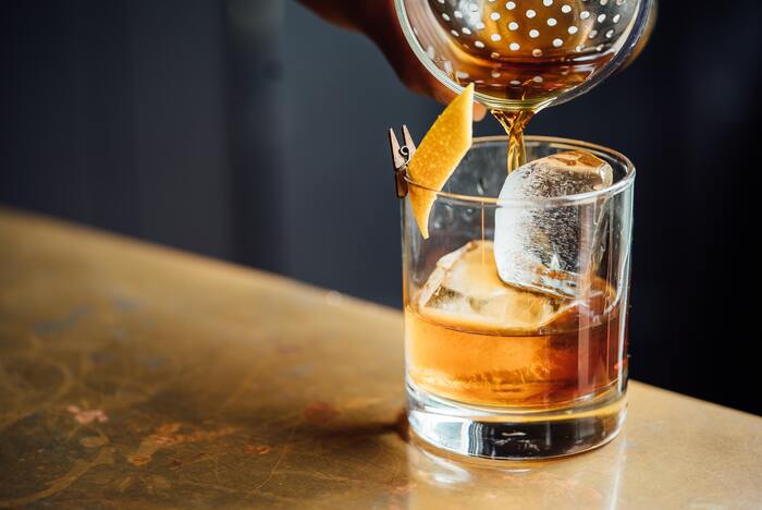 Old Fashioned - pouring liquor