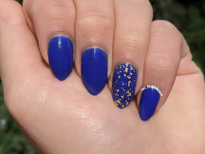 Hanukkah Nail Designs - Blue Nails With Gold Flake Accent Nail