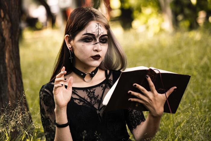 Funny Jokes - witch reading a spell