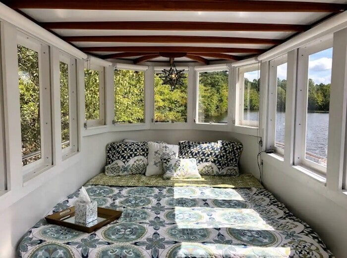 Romantic Airbnbs - Luxury Tugboat in Louisa, Virginia