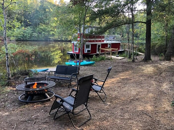 Romantic Airbnbs - Luxury Tugboat in Louisa, Virginia