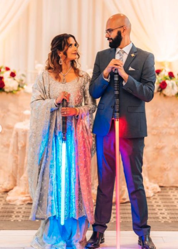 Star Wars Wedding Ideas - light saber photoshoot