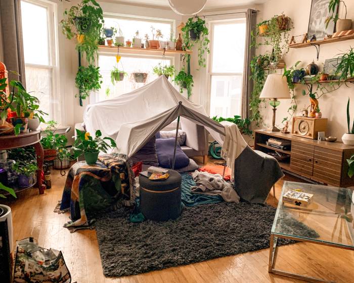 Fun Winter Activities - living room fort