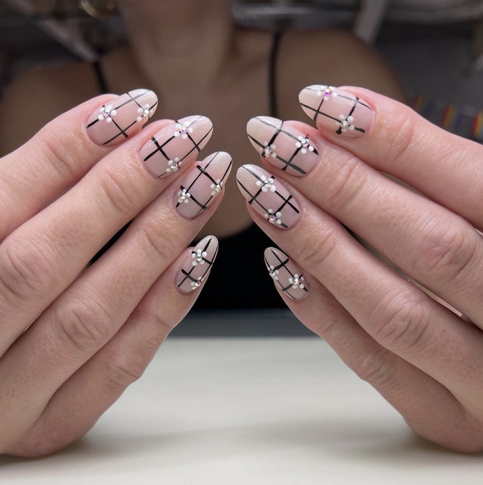 April Nails - black lines with flowers