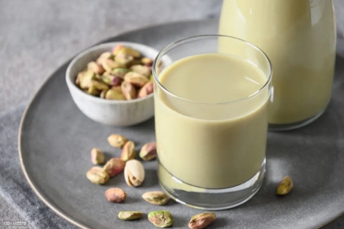 Pistachio milk vs almond milk- pistachio milk