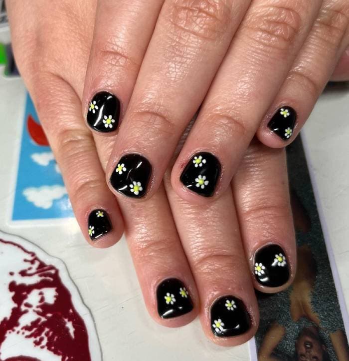 Short Nail Ideas - black daisies