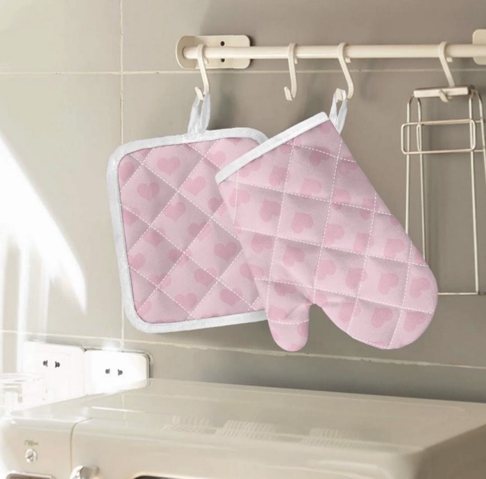 barbie kitchen products - pink oven mitts