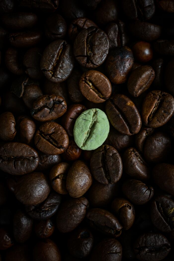 how is decaf coffee made - green and roasted beans