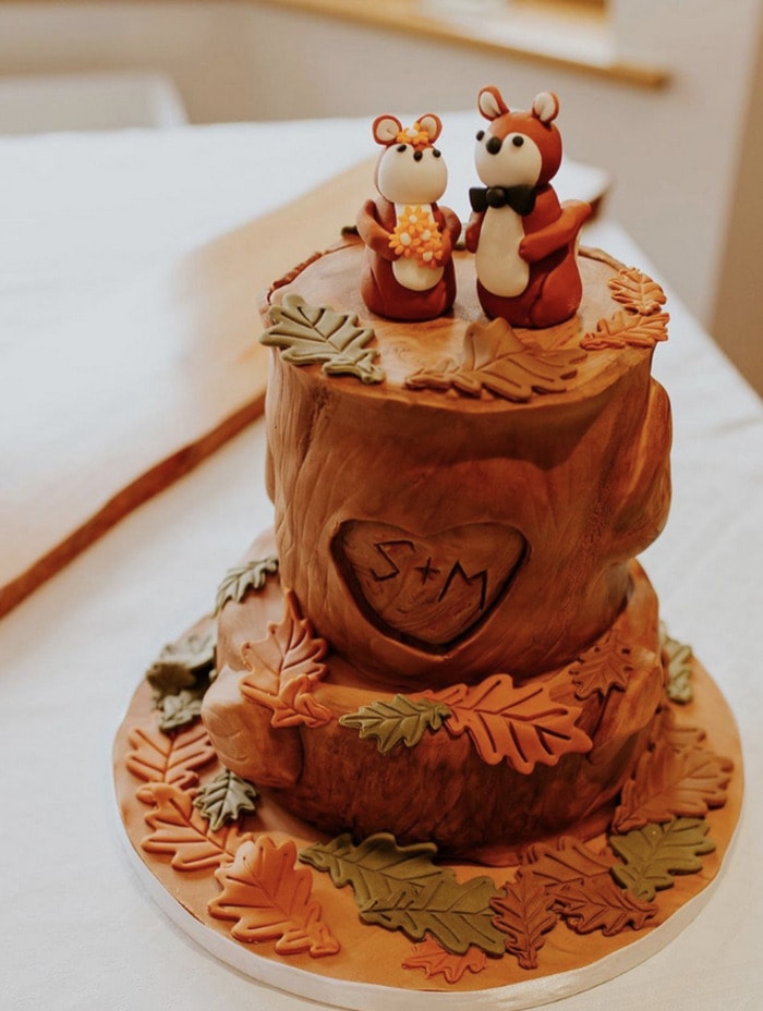 fall wedding cakes - tree stump cake with woodland creatures