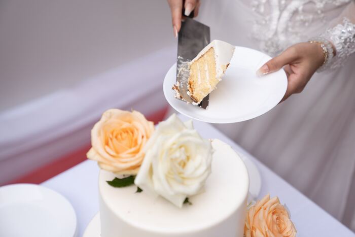 cake serving guide - wedding cake