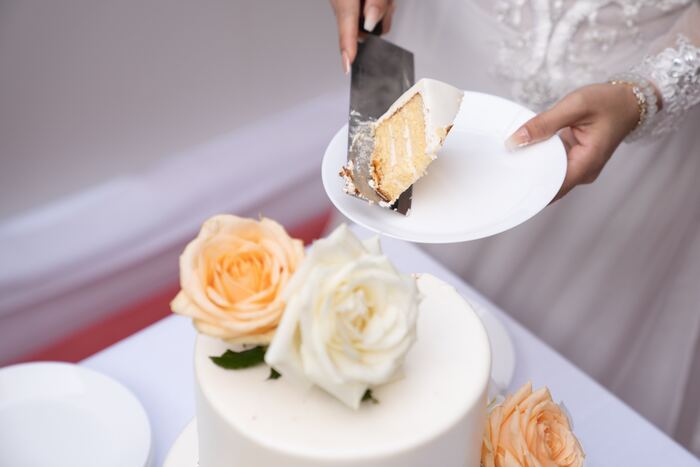 cake serving guide - wedding cake