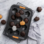 Le Creuset Autumn Collection 2023 - halloween cakelet pan