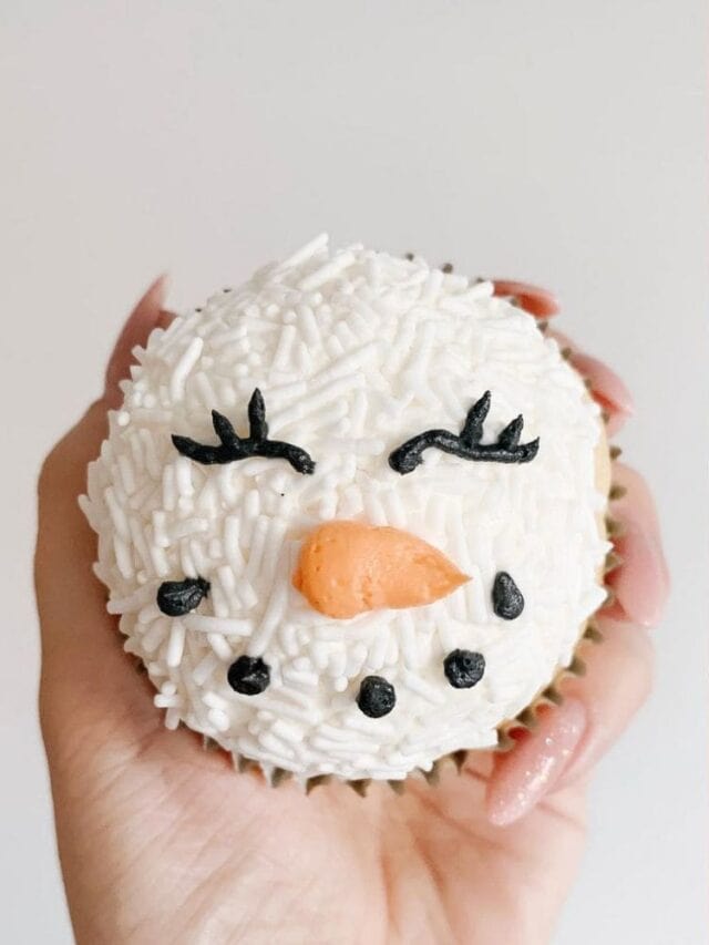 Celebrate Winter With These Cute Snowman Cupcakes