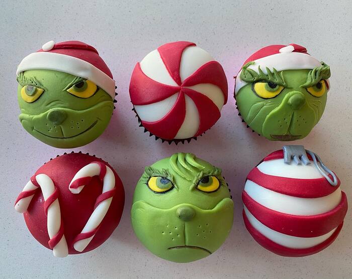 Grinch Cupcakes - Sculpted Grinch Cupcakes