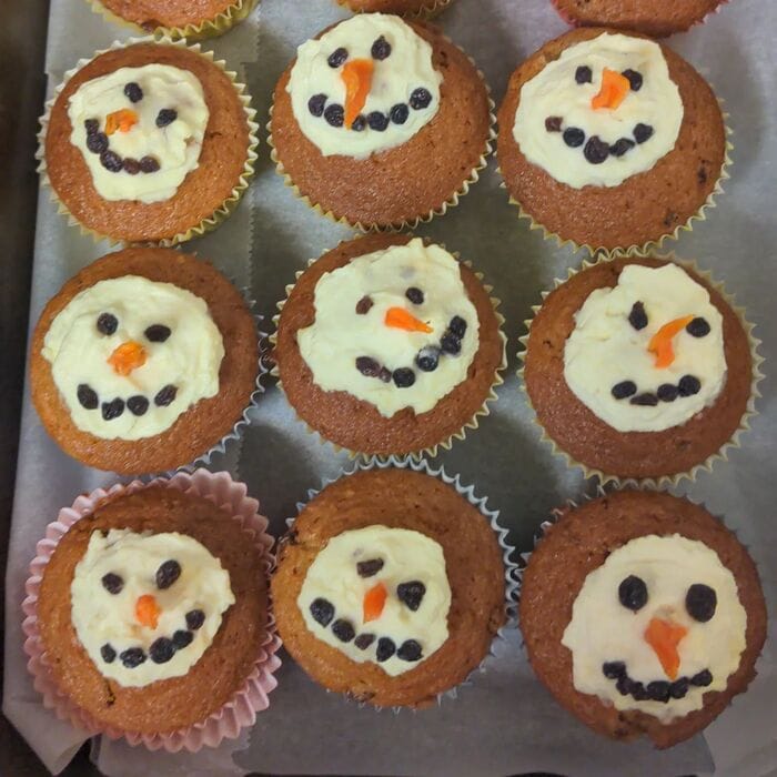Snowmen Cupcakes - No Frills Snowman Cupcake