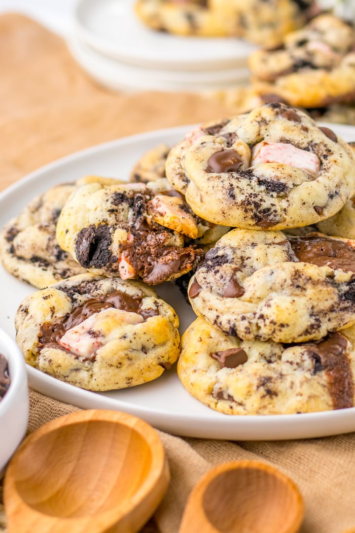 Best Winter Desserts - Gooey Chocolate Peppermint Oreo Cookies